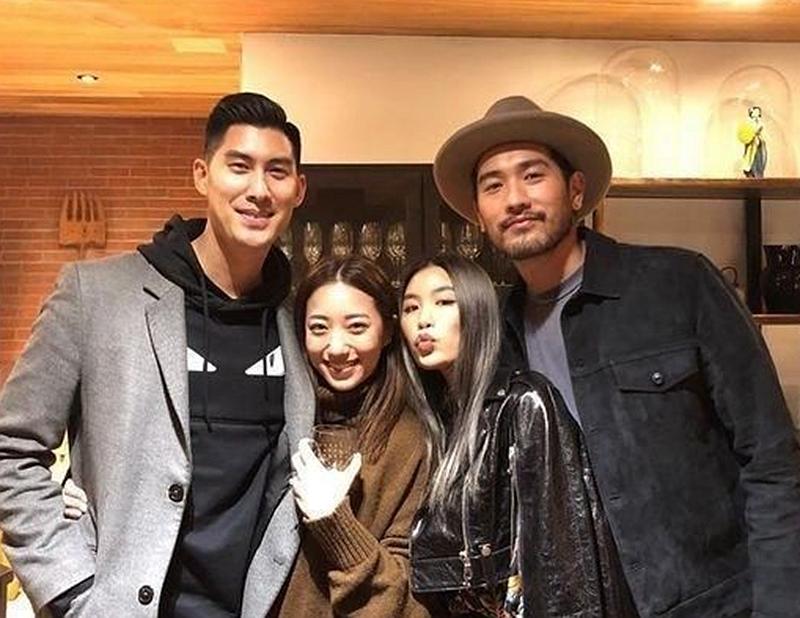 高以翔|高以翔37岁冥诞，其好友携家眷陪高父高母过中秋，二老稍显憔悴