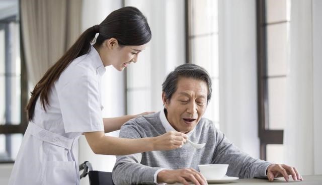 保健品 又一“暴利”产业兴起?2.6亿老年人撑起万亿市场,有人年入百亿