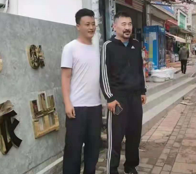 陈建斌|影帝陈建斌廖凡进服装店，来回瞎逛不消费，网友以为俩大爷蹭空调