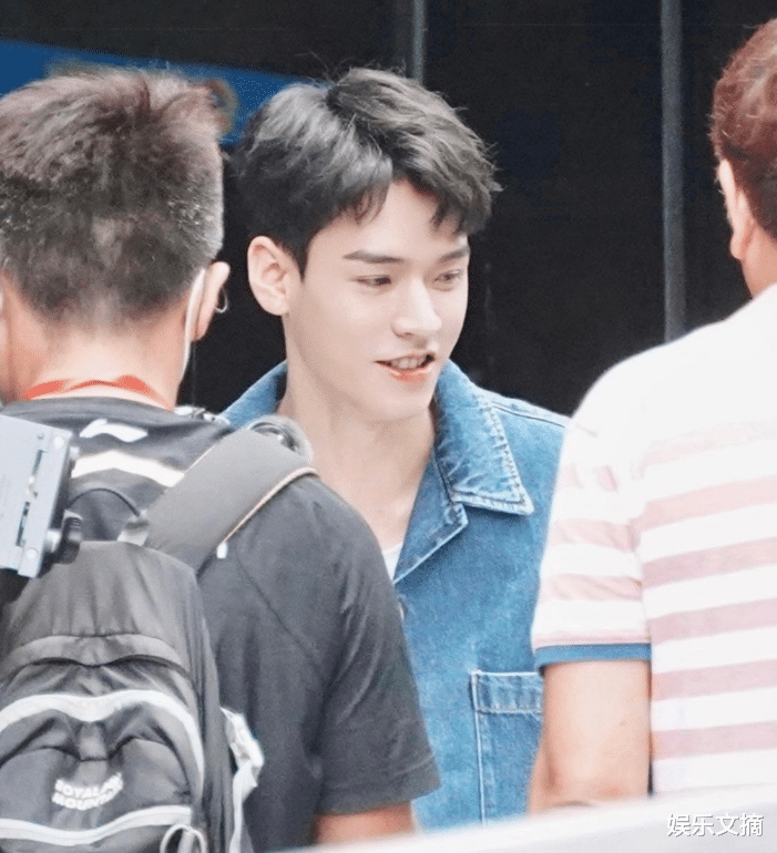 杨迪|龚俊参加中餐厅自带锅具，备菜下厨超熟练，喝水的姿势却成亮点