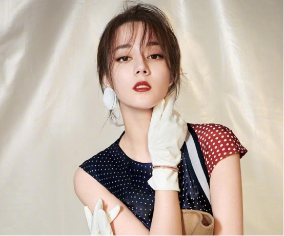 迪丽热巴|迪丽热巴崩塌的颜，做作的表现，只会让人觉得尴尬