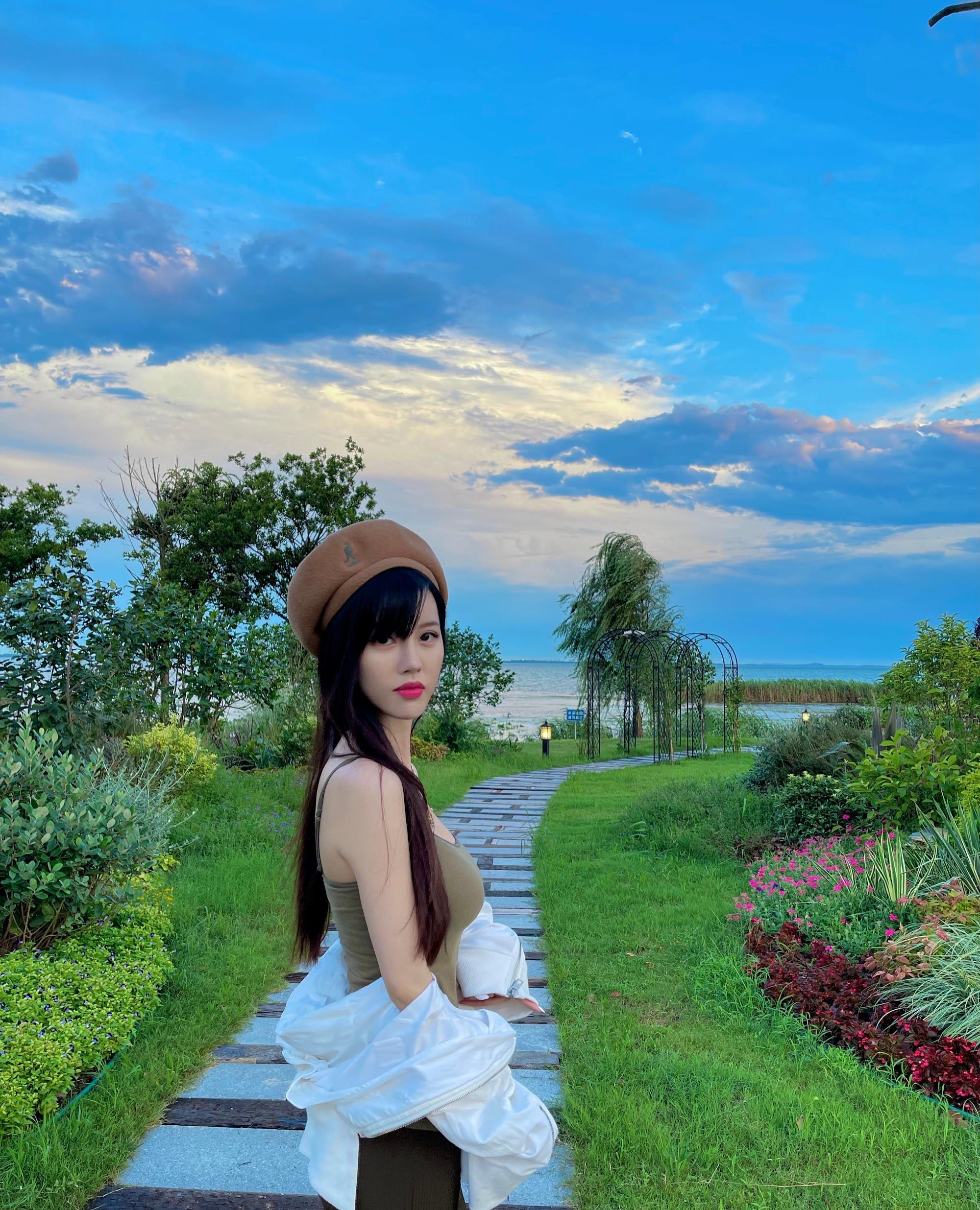 林小雪|By2孙雨拍户外写真，穿紧身上衣身材超好，全程未见姐姐孙涵！