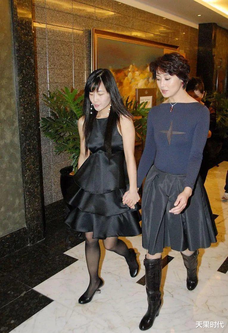天果时代 刘蓓穿衣真大胆，紧身上衣搭配半身裙，窈窕曲线显女人味
