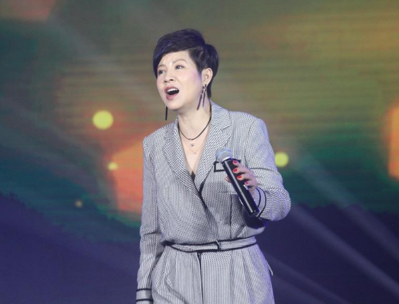 春晚|她上过9次春晚，遭前夫背叛失去3000万，40岁嫁27岁男友终获幸福