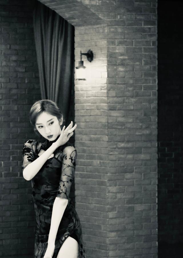旗袍公馆|被刘令姿“瘦”到了，穿旗袍跳舞身段苗条，双腿细得像筷