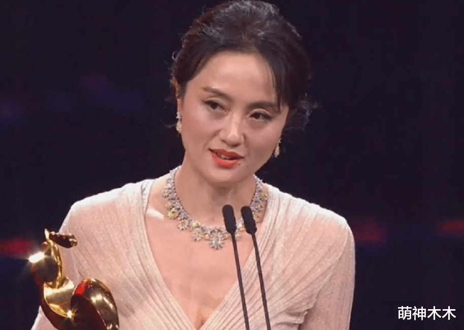 贾玲|金鸡奖众星台下反应太真实：贾玲难掩失落，张译紧张到闭眼抿嘴
