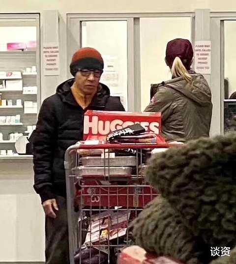 撒贝宁|44岁撒贝宁龙凤胎儿女首曝光，2岁女儿呆萌可爱，奢侈品衣着抢眼