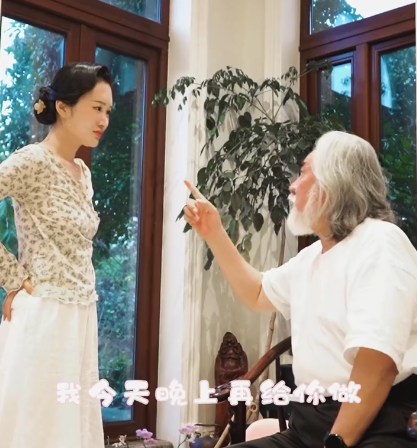 张纪中|张纪中夫妇送新年祝福！妻子穿旗袍身材好，女儿脸肉嘟嘟好可爱