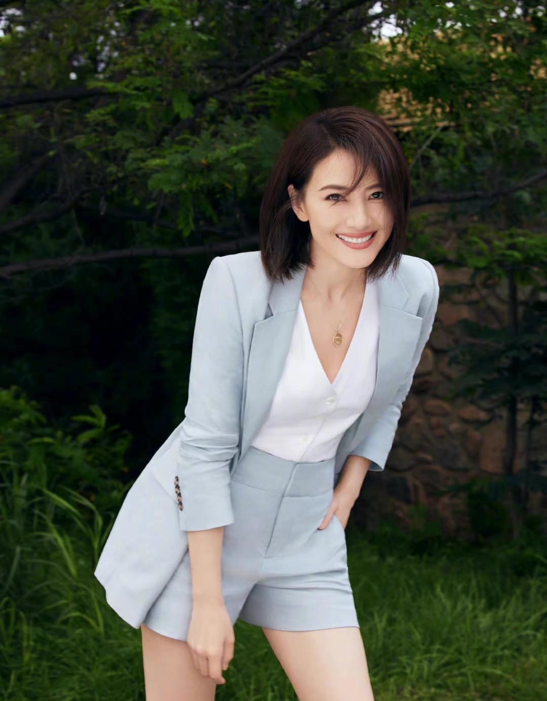 时尚圈的奇葩大喵 高圆圆状态真不赖,42岁上镜也亮眼,罕见打扮性感大方秀出好身材