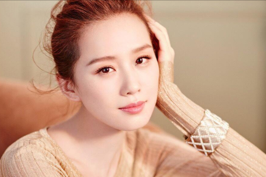 杨幂|娱圈女星露背照：刘亦菲清纯，杨幂妩媚，却都输给了穿衣最多的她