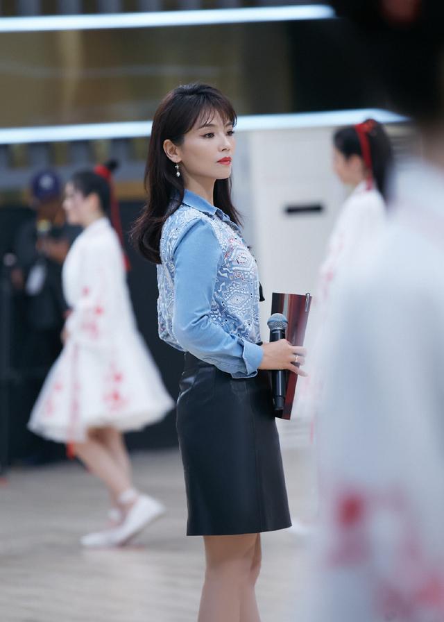 穿衣搭配|刘涛真不知道自己多少岁了？穿“衬衫+皮裙”比美学员，姐是女王