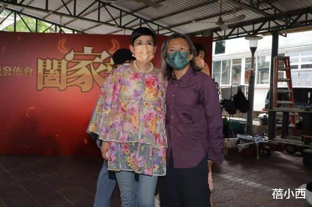 蓓小西|“吴君如”与陈可辛合体亮相，穿印花衫配牛仔裤，越老越时髦