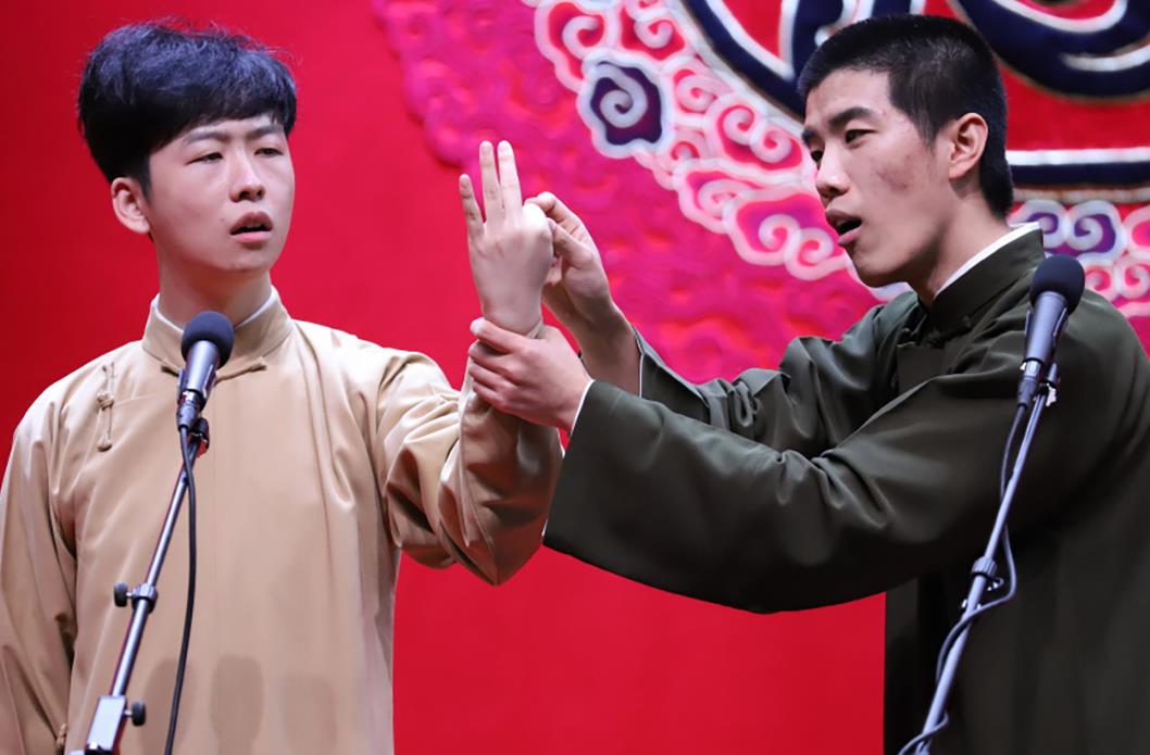 郭德纲|郭德纲调侃龙字科学员首秀，舞台出糗变高光，直言看到就是赚到