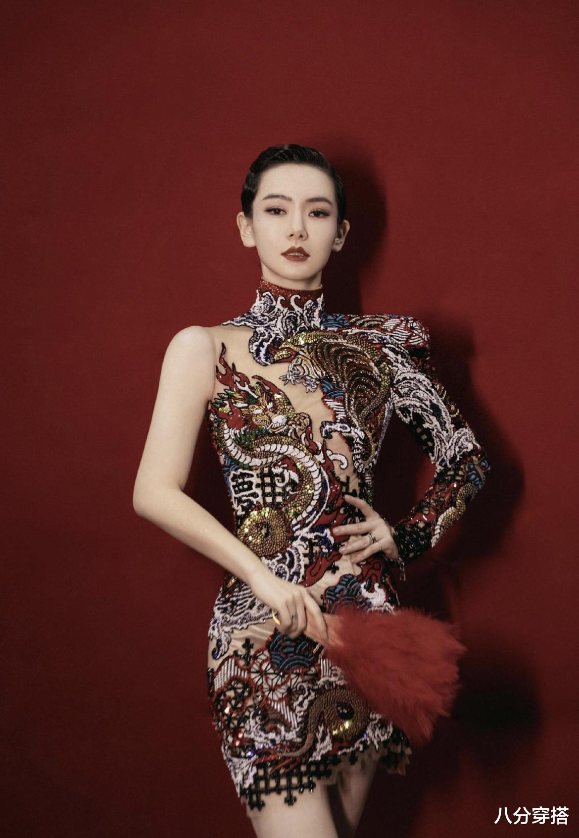 八分穿搭|罗霖穿出了“旗袍的精髓”，一袭紫色无袖旗袍古典温婉，曲线惊艳