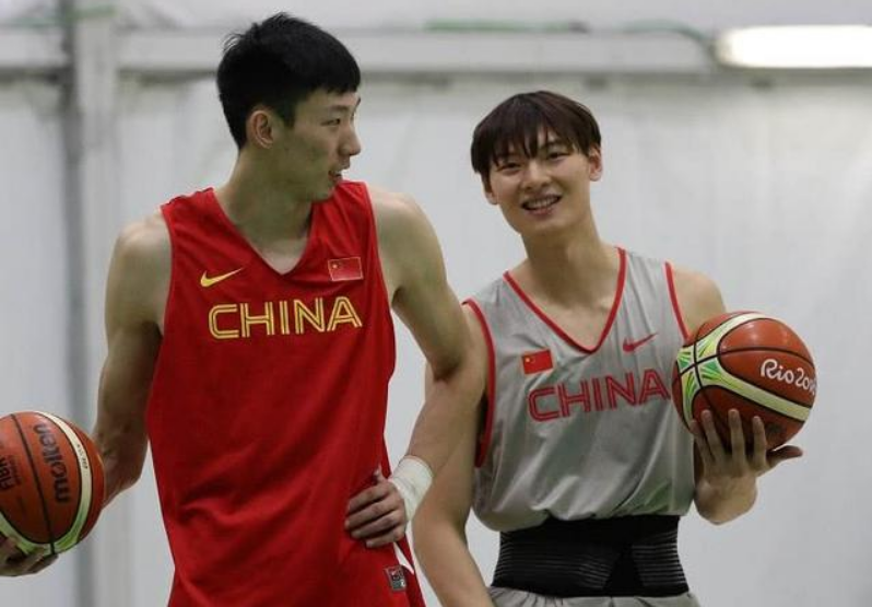 周琦|4名队友保驾护航！再也不怕周琦受欺负，苏群还透露了一个好消息