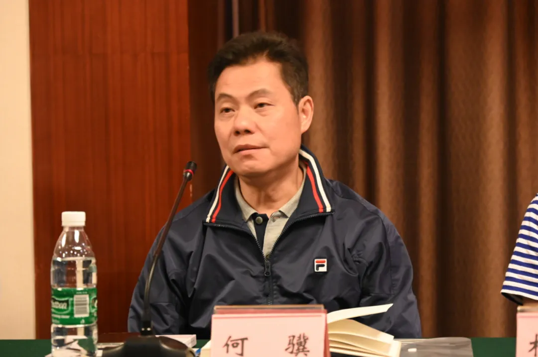楚衣 绵阳市文艺评论家协会举办“五月诗心动绵州：雍明远书籍捐赠会”