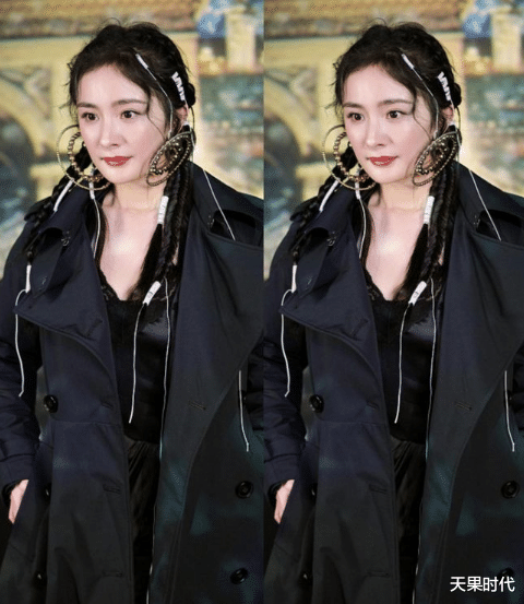 天果时代|杨幂真敢穿，风衣里面搭睡裙韵味十足，夸张的耳环和脸差不多大