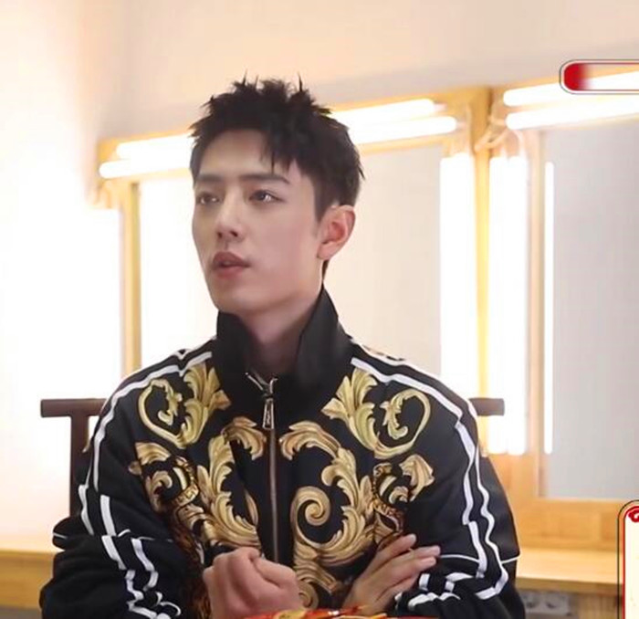 肖战|肖战521凌晨营业穿的外套，同款被扒，价格曝光后粉丝又为难了！