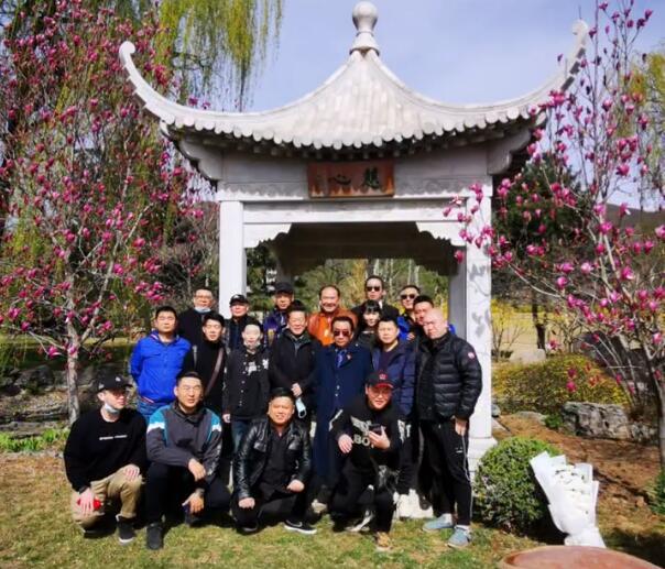 侯耀华|侯耀华“经纪人”讽刺郭德纲，众人墓碑前开心合影被质疑消费逝者