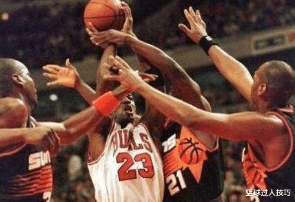 邁克爾·喬丹|喬丹當年面對什么級別防守？能活下來已是奇跡，飛在空中3人包夾