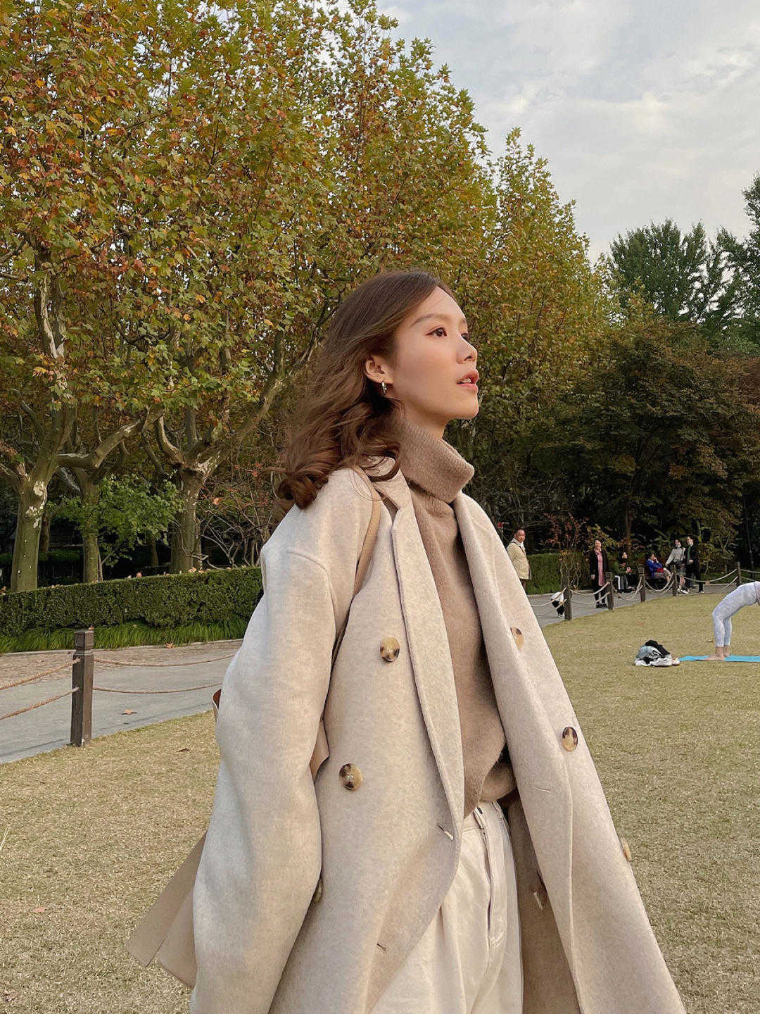 何有强 秋冬，小个子女生怎么把大衣穿得好看？搭针织衫和牛仔裤，真漂亮