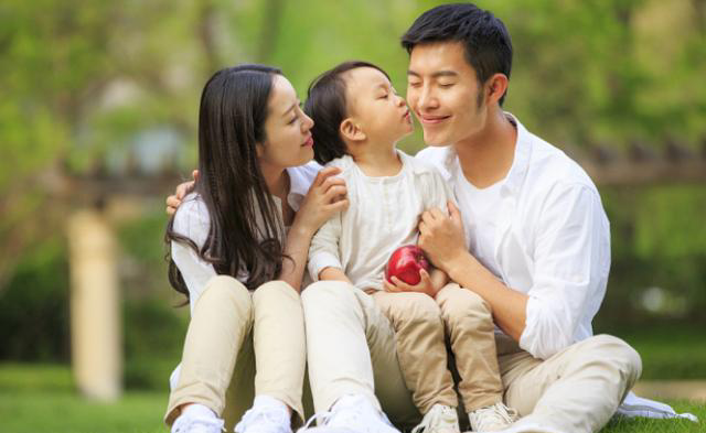 糖果的妈妈|家里有“网瘾老人”，孩子会更沉迷手机？背后都是“缺乏陪伴”