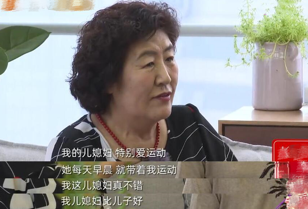 钟丽缇|51岁钟丽缇满脸红晕，倚靠公公肩膀举止亲近，婆婆曾嫌她年纪大