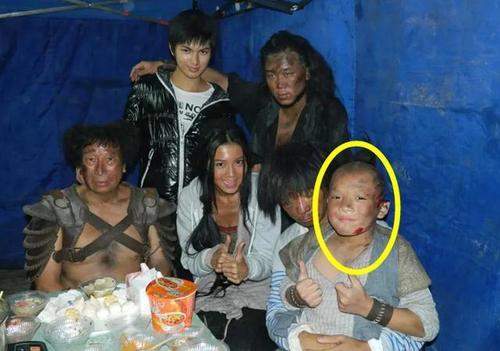 葛行于|因长得丑被亲妈弃养，却被周星驰看中一夜成名，今20岁颜值逆袭