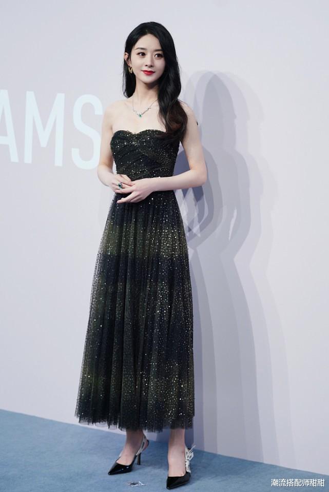 赵丽颖|赵丽颖的身材“瘦而不柴”,骨架明显却有肌肉感,星空裙真挺耀眼
