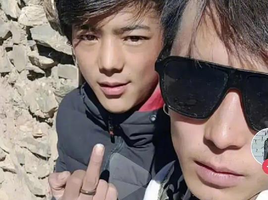 幻灭|纯真形象幻灭？网红丁真中二旧照流出，还曾对镜头比中指