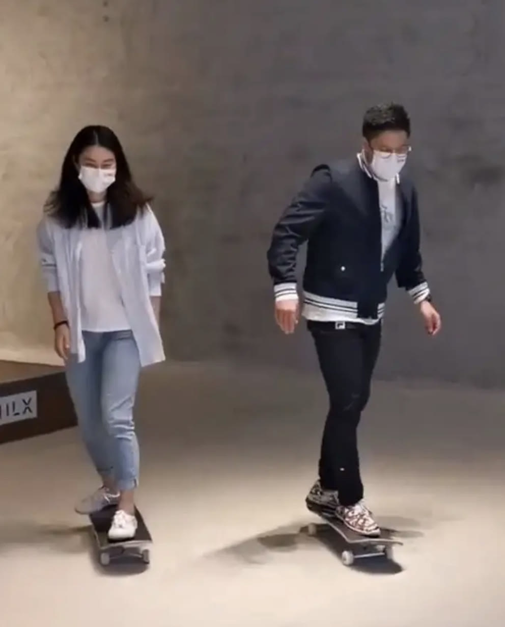 郭晶晶|郭晶晶难得背15万爱马仕出门，走路样子像遛弯阿姨，真没阔太架子