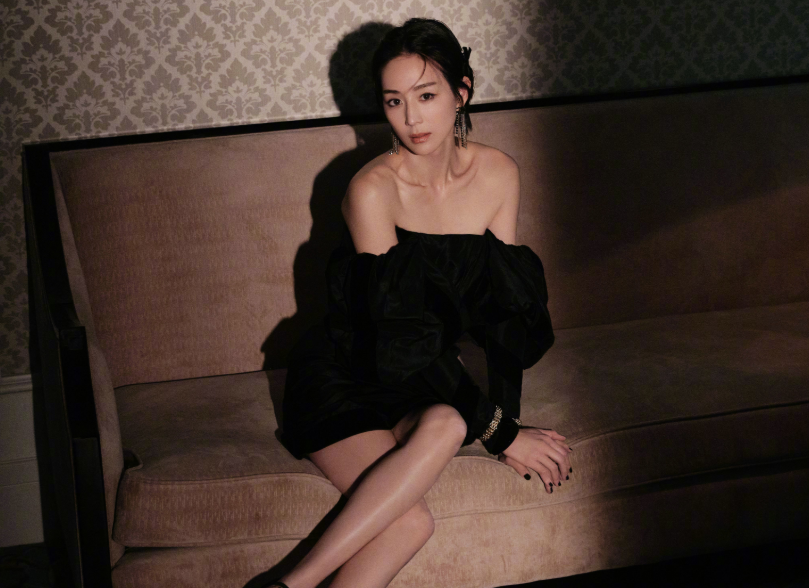 阚清子|39岁张钧甯穿“无痕裤”，凸显丰腴身材，“电棍腿”确定没开特效