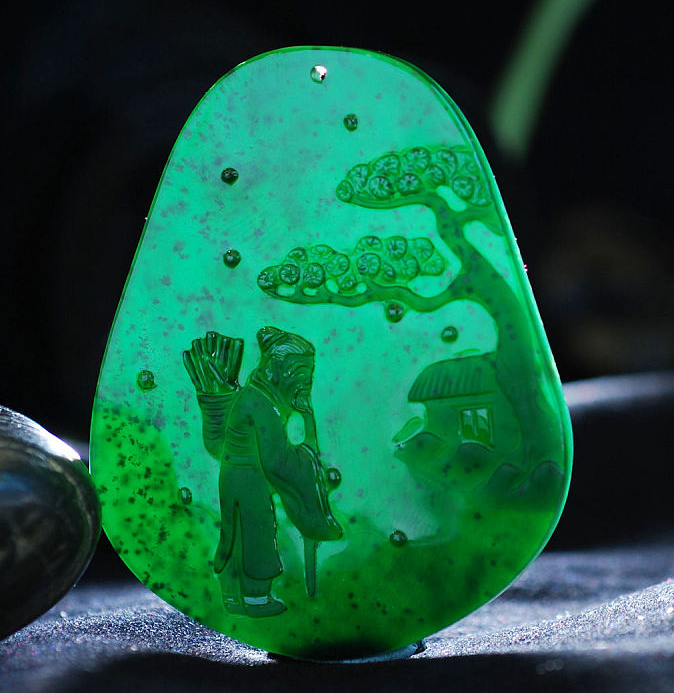 博骞原石 少且珍贵的墨翠价值多少钱?许多人并不了解它的特别之处!