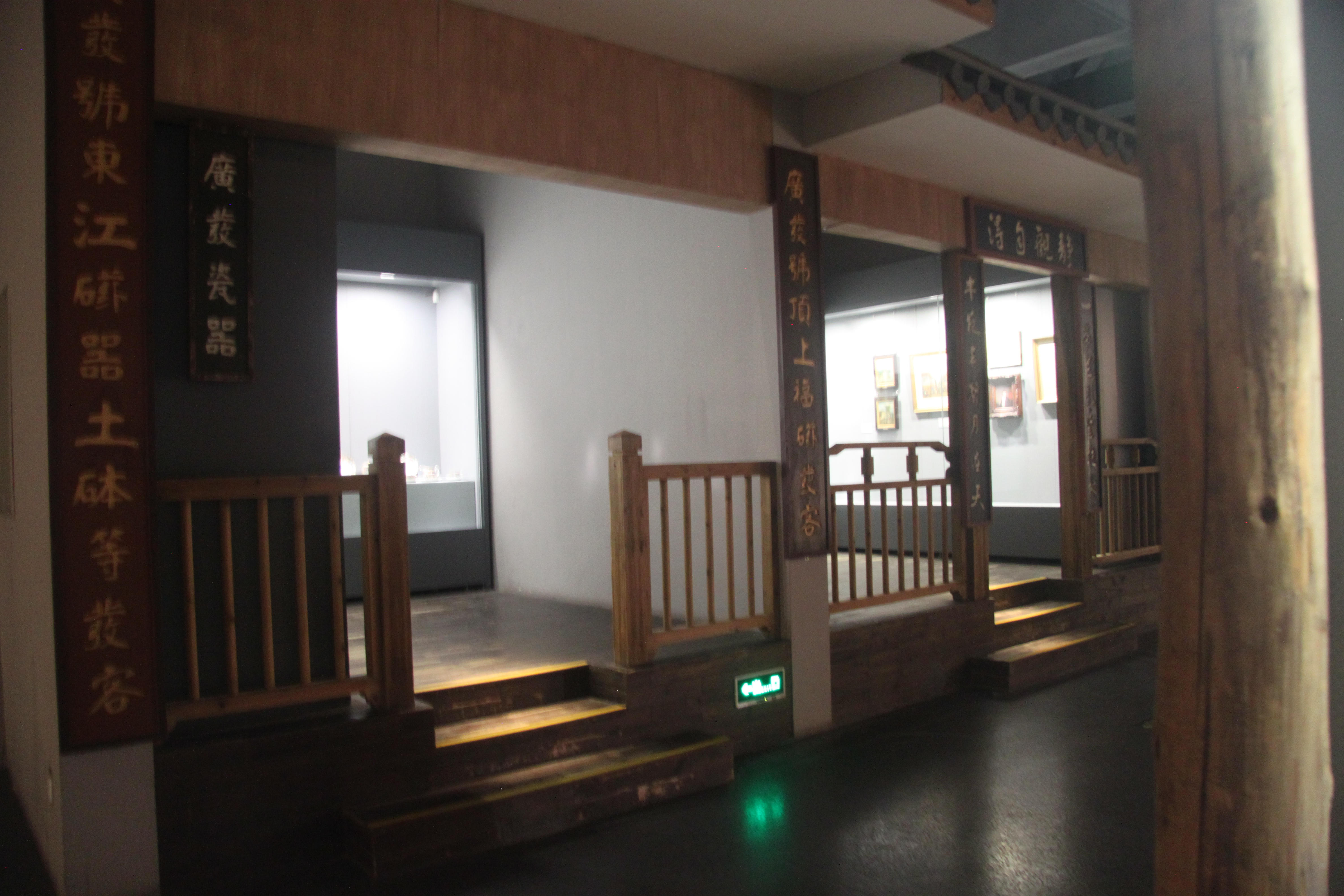 |广博展厅中，外销品品类涵盖画卷、金银器、钟表、瓷器和扇子等