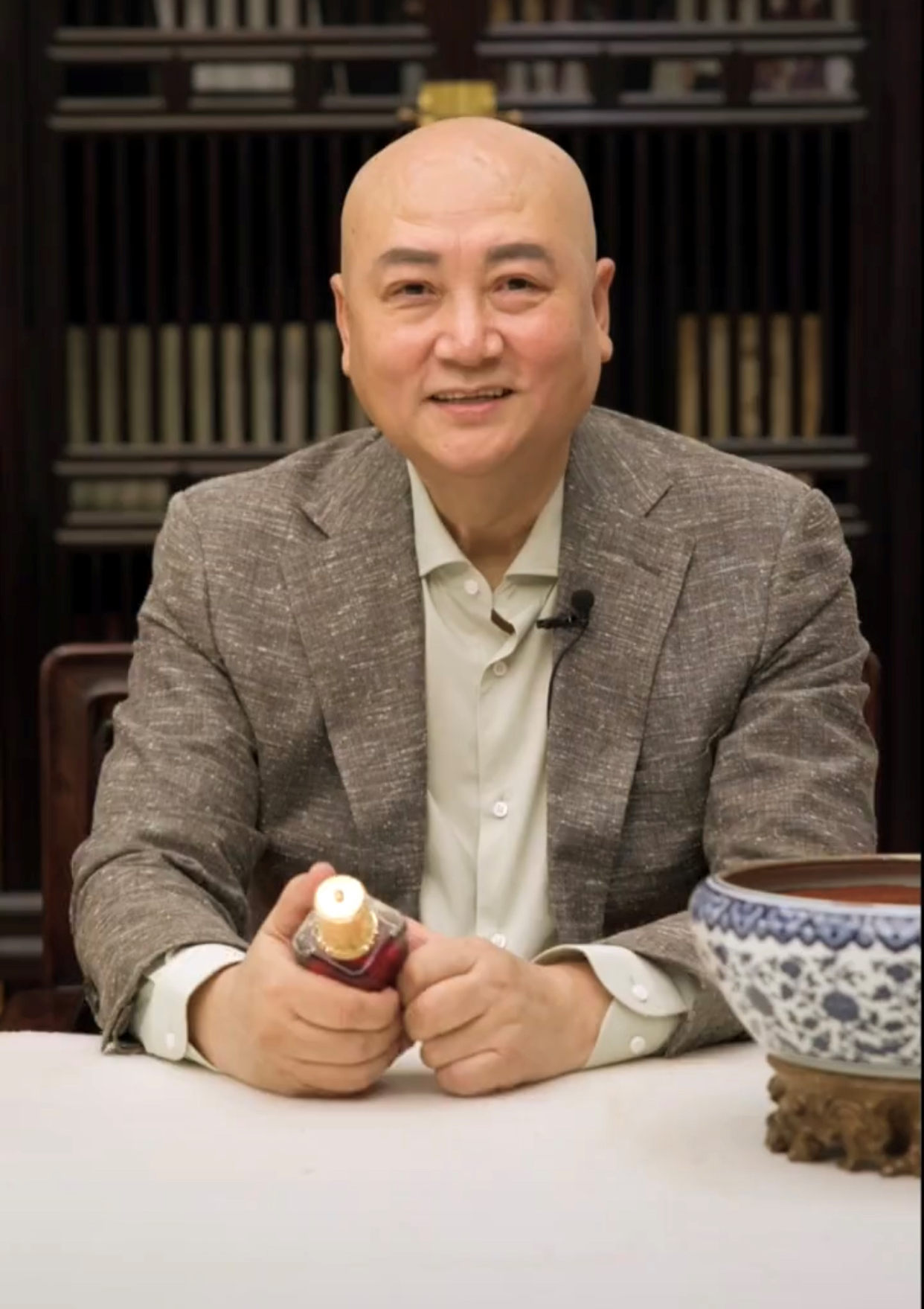 肖战|82岁老戏骨朱龙广罕曝近况，现身商演再扮如来，身形圆润精神抖擞