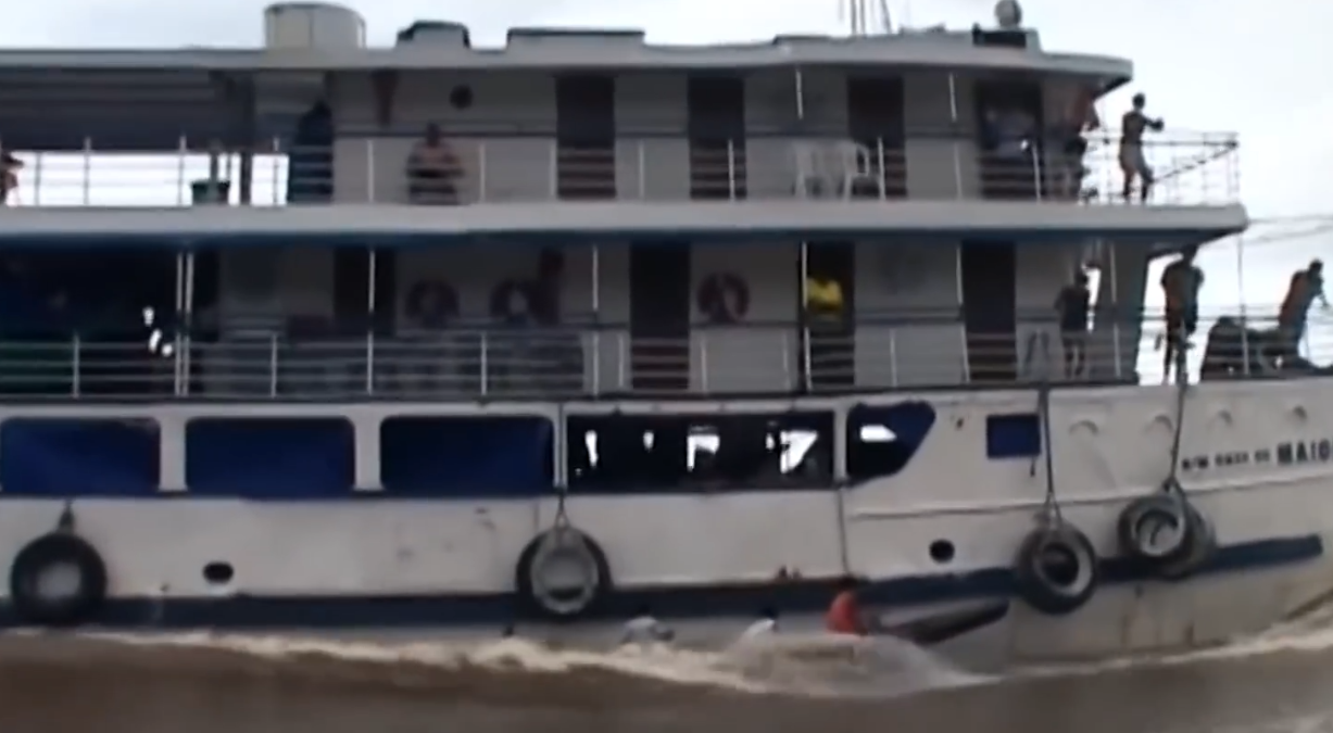 奇趣大天|玩命小孩！？巴西亚马逊河道，激流中用生命售卖的商贩！