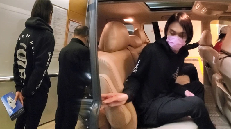 周星驰|吴孟达妻女走出医院神色哀伤，儿子从病房拿走一盒纸巾默默离开