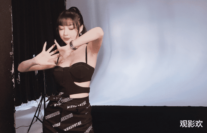 郭美美|郭美美出狱后，做慈善改过自新，却难抵诱惑，衣服越穿越少！