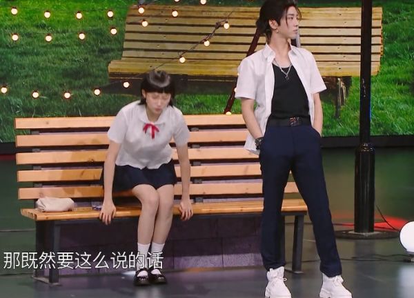 关晓彤|关晓彤舞台忘记穿一分裙,直接弯腰拿东西,华晨宇反应暴露素质