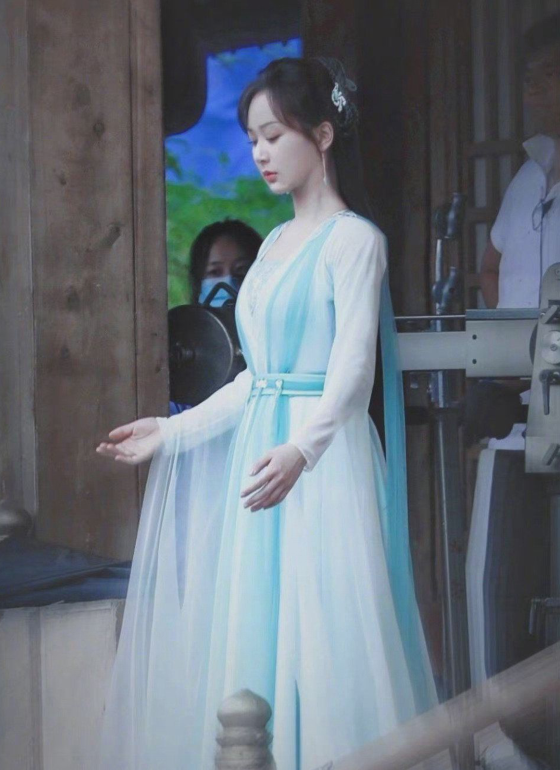 杨紫|撩头发，捶胸口，杨紫和成毅的路透，没想到会这么甜