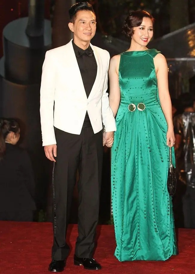 全球时尚号|56岁关咏荷与张家辉同框，穿绿色高光色长裙好惊艳，不像两孩子妈