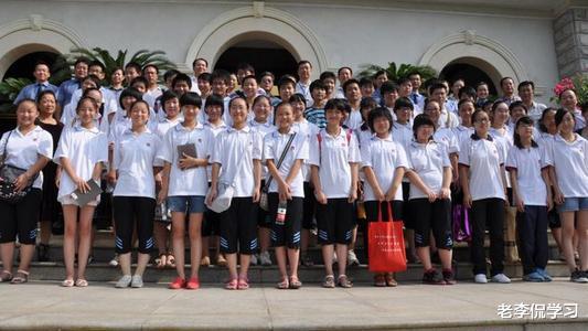 发型|初高中要求统一发型，男女学生都有，女生大哭：“好丑啊！”