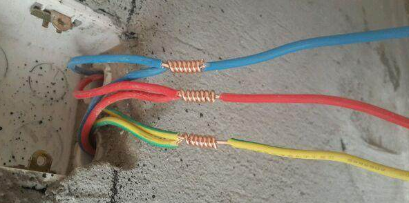 插座并线还在傻傻用胶布吗？现在电工都这样做，简单又迅速！