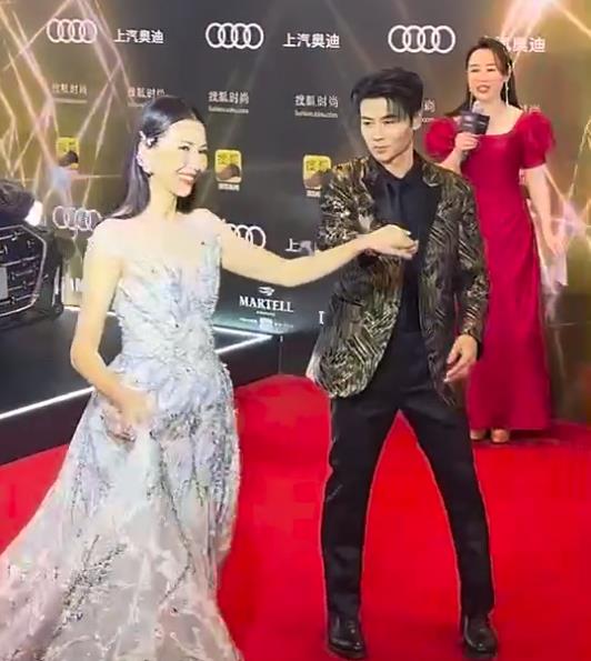 张晋|连踢两脚为蔡少芬整理裙摆！张晋太直男，娘娘反应真大气