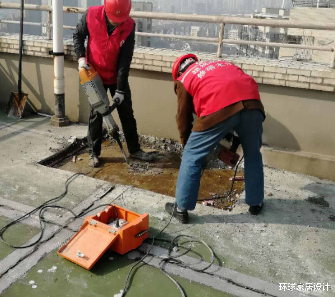 顶楼业主的困扰:入住十年屋顶漏水,一个电话半小时修好!
