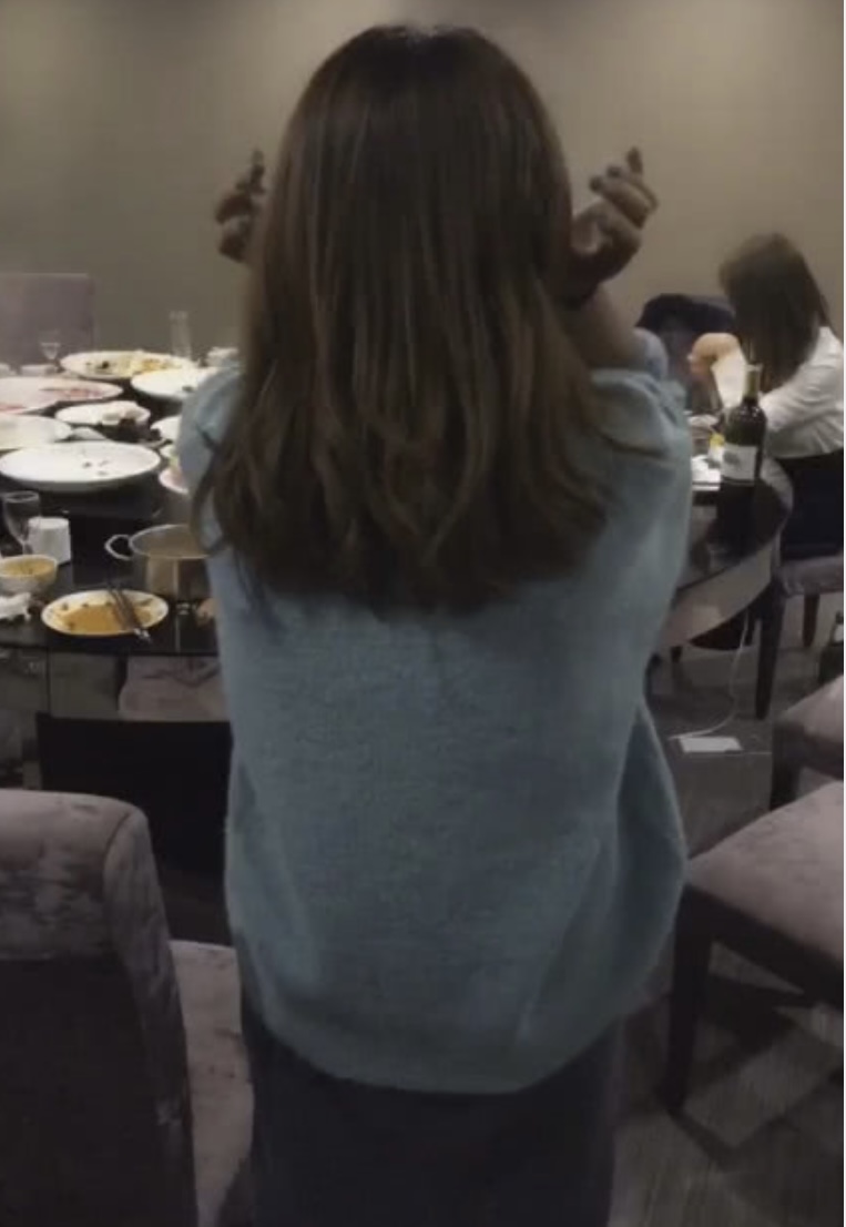 发型|最“社会”的发型！当美女撩开自己的头发，网友：难以接受