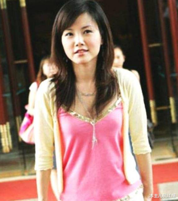 戴娆|著名歌星戴娆：35岁嫁清华学霸，结婚11年生两娃，完美的贤妻良母