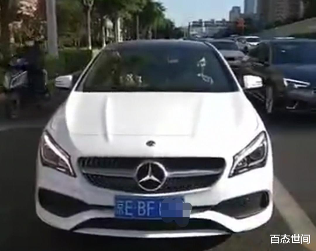 百态世间 北京奔驰为躲拥堵走非机动车道被正义大哥拦下，车主称着急送孩子
