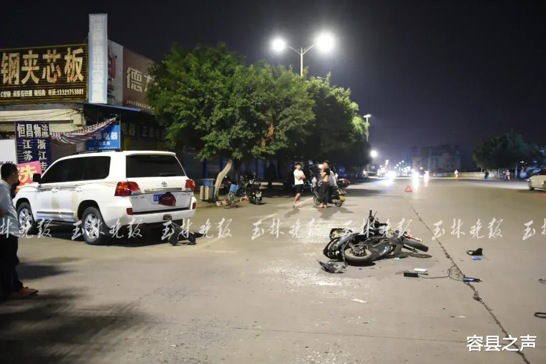 容县之声 广西一改装电车撞SUV，两小伙倒地头破血流