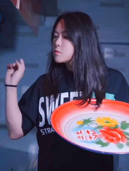 浪胃仙|浪胃仙越来越有女人味,做美甲戴假睫毛,网友:不知道是男是女